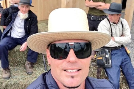 Vanilla Ice takes an Amish selfie...or as they call it a 'self-portrait'.
